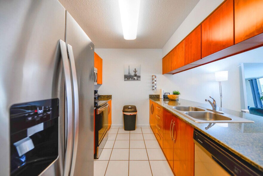Building Photo - 1200 Brickell Bay Dr
