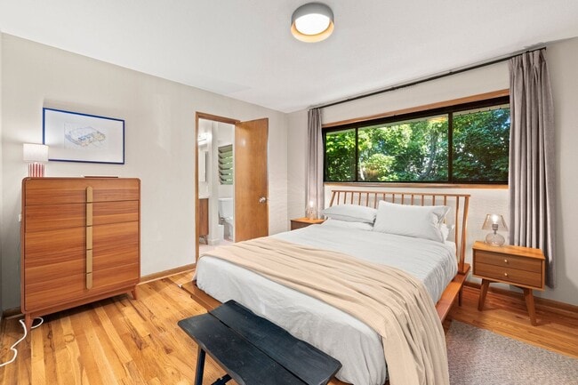 Building Photo - Mid-Century Classic! 3bd/3ba 2700 sf Short Term- FULLY FURNISHED!