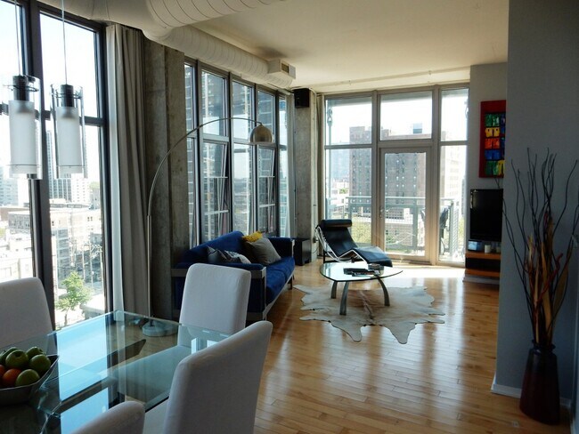 Building Photo - 1000 W Leland Ave