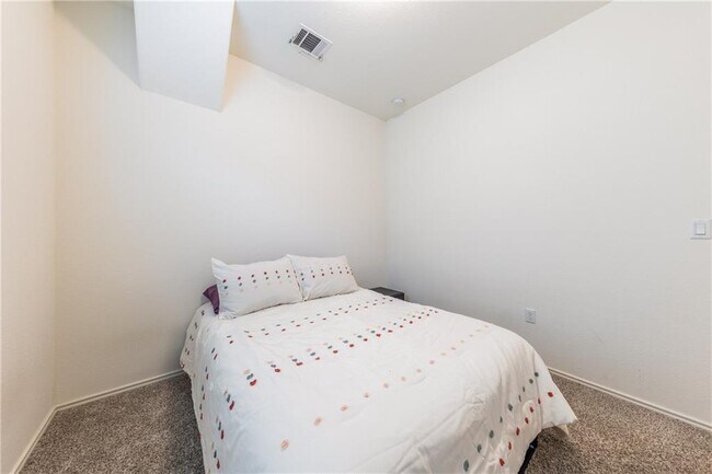 Building Photo - 1111 Diggy Dr