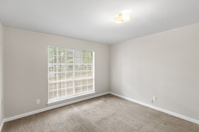 Building Photo - Celeste Manor - 1 Bedroom / 1 Bathroom, Updated