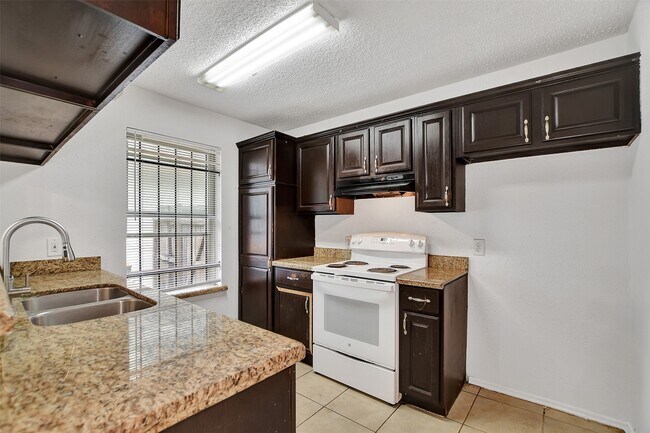 Building Photo - 17807 Glenmark Dr