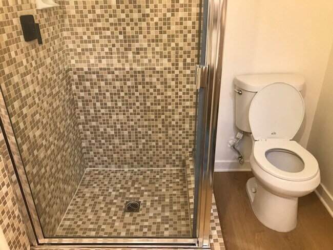 Building Photo - GLENOAKS