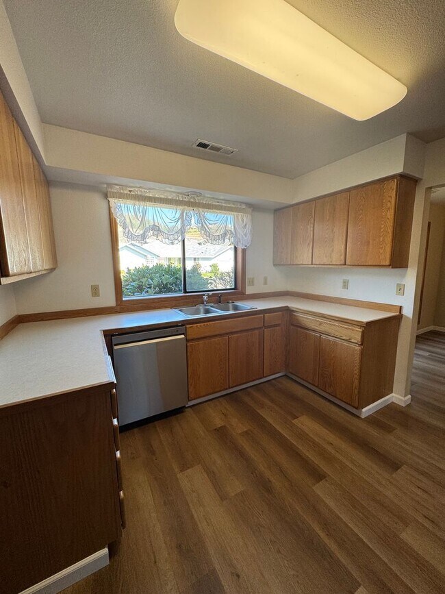 Building Photo - Hucrest 3 bedroom 2 bath home with garage