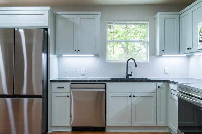 Building Photo - 329 Flores St