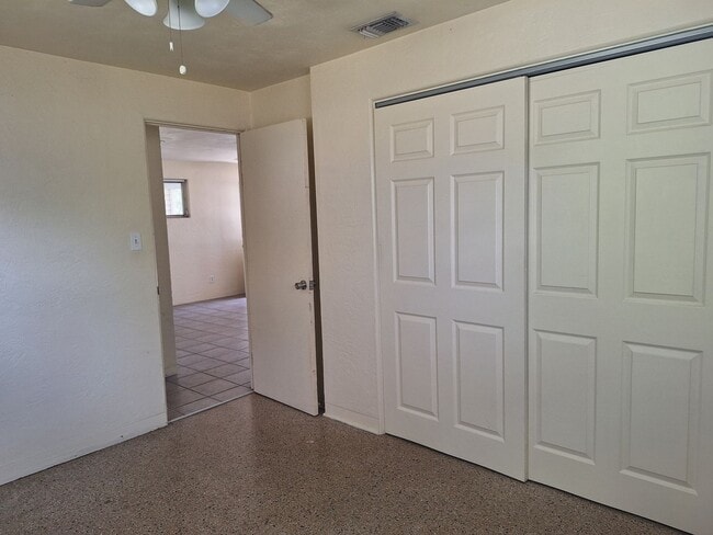 Building Photo - 2BR 1.5BA SINGLE FAMILY HOME-EDGEWATER