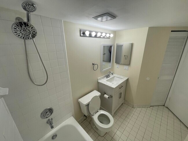 Building Photo - 3203 Glenmoor Dr