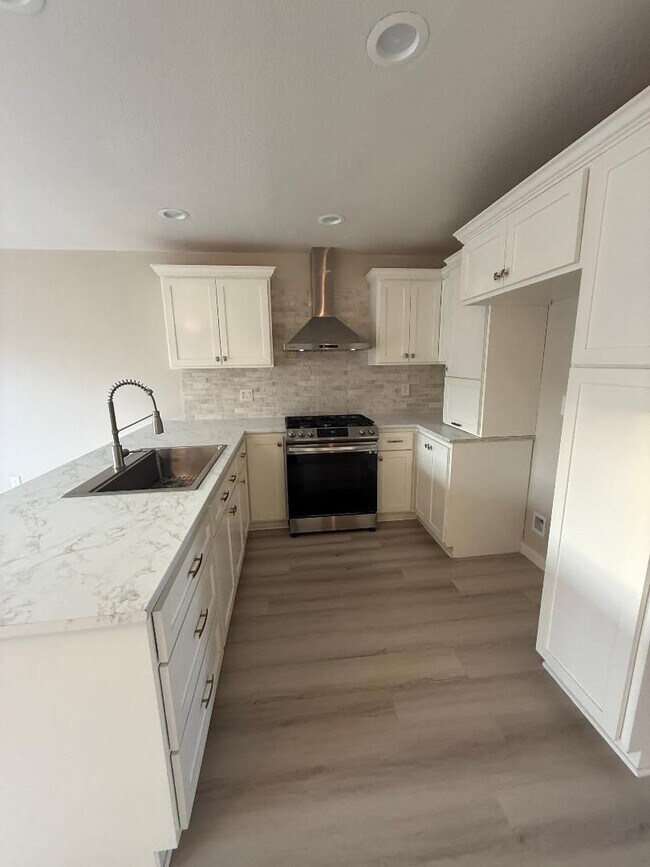 Building Photo - FOR RENT – Spacious 5 Bed / 3 Bath Home in Calexico!