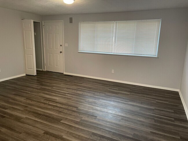 Building Photo - Updated 3 bed/2 bath in Huber Heights