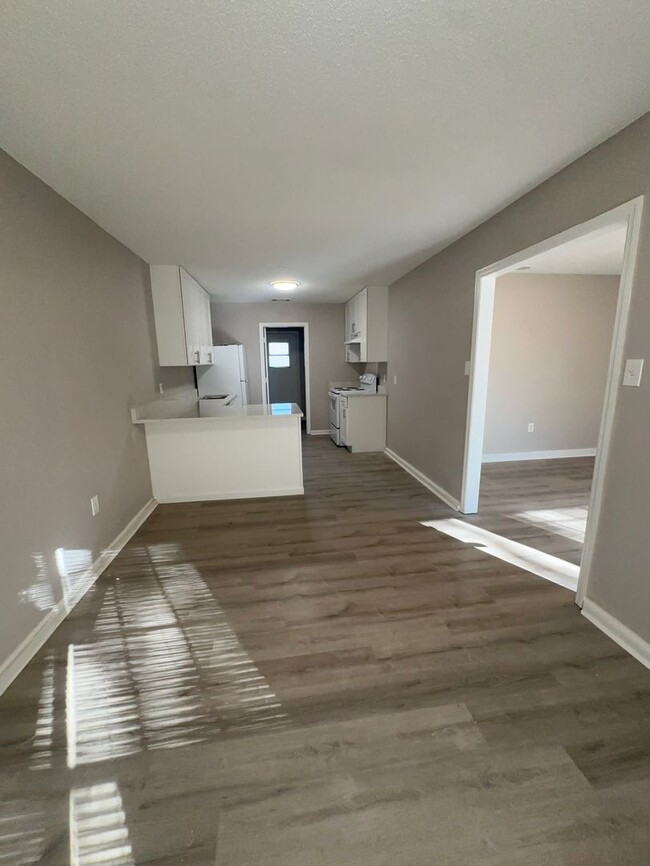 Building Photo - Fully Renovated 3 bedroom 2 bathroom Duple...