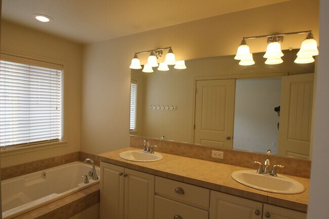 Building Photo - Progress Ridge end unit Townhome! Can't miss!