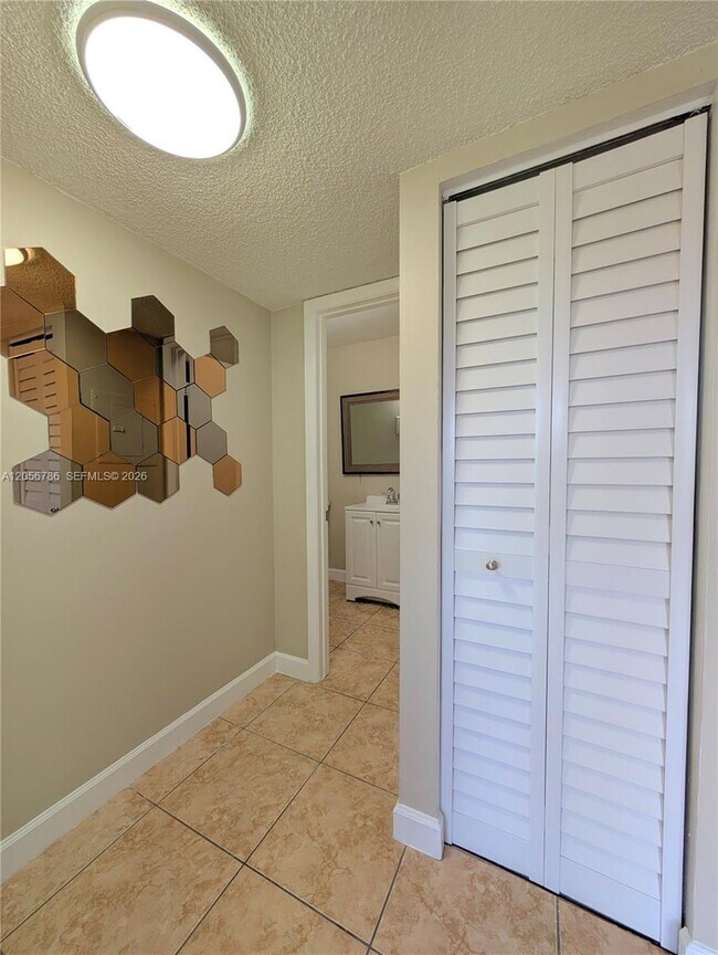 Building Photo - 10765 SW 108th Ave