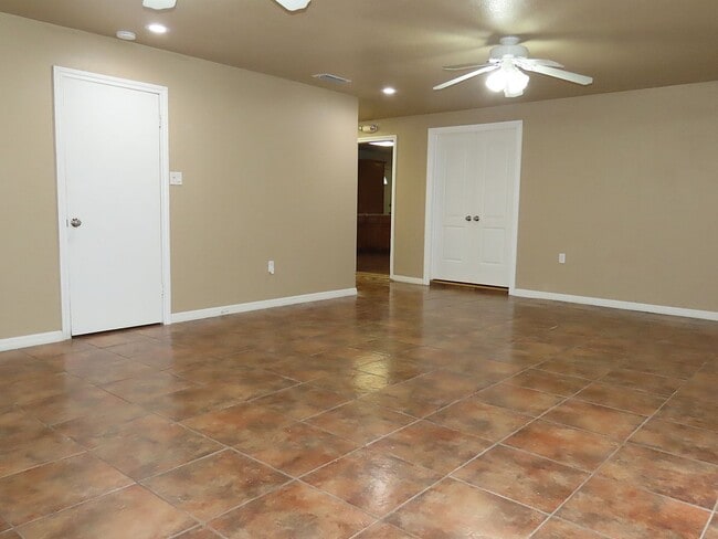 Building Photo - Country Living-City Close! 3 Bedroom, 2 Ba...