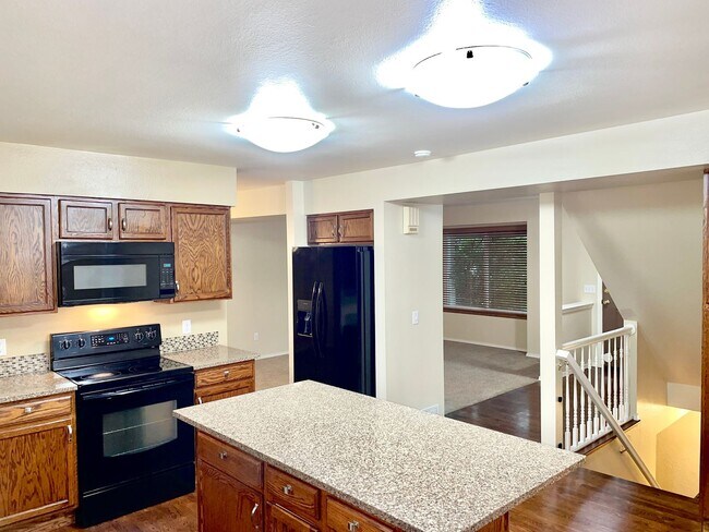 Building Photo - FANTASTIC 4 BEDROOM IN FAIRFAX
