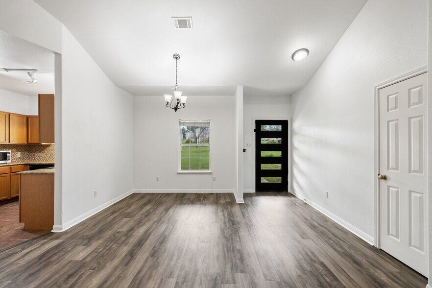 Building Photo - 1301 S Quinlan Park Rd