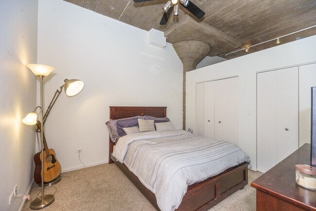 Building Photo - 1000 W 15th St