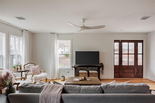 Building Photo - 2613 E 2nd St