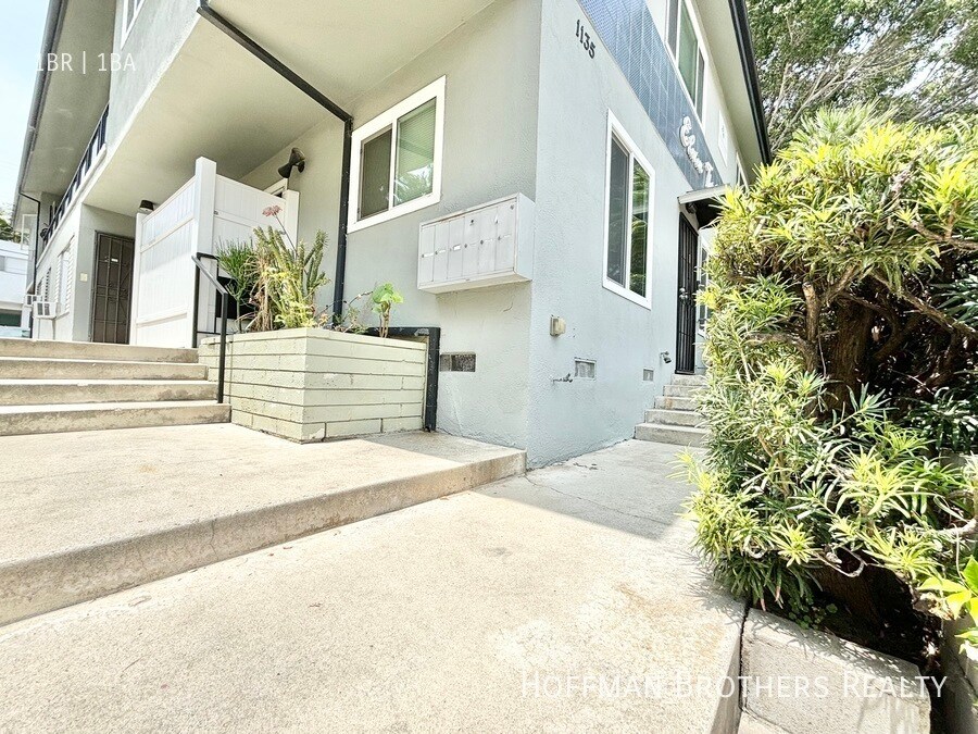 Building Photo - 1135 S Doheny Dr