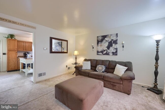 Building Photo - 6 Tiffany Ln