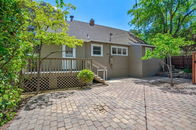 Building Photo - Live on Historic Park Avenue in this 2 Bed 1.5 Bath Single Family Home!