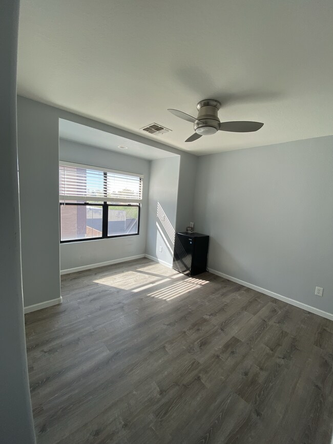 Building Photo - 330 S Farmer Ave