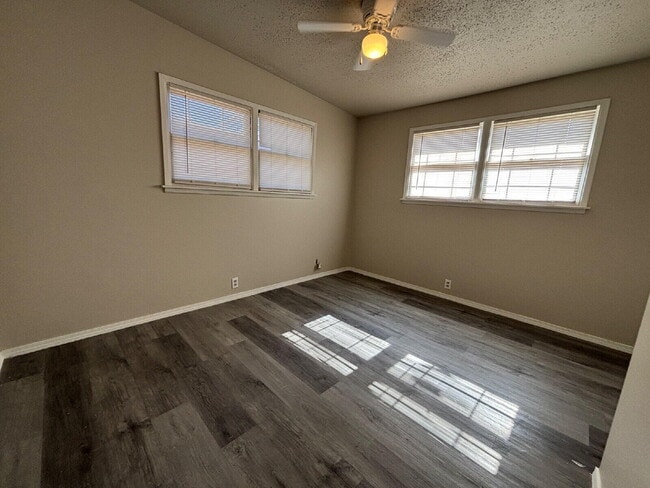 Building Photo - 1906 E Baylor St