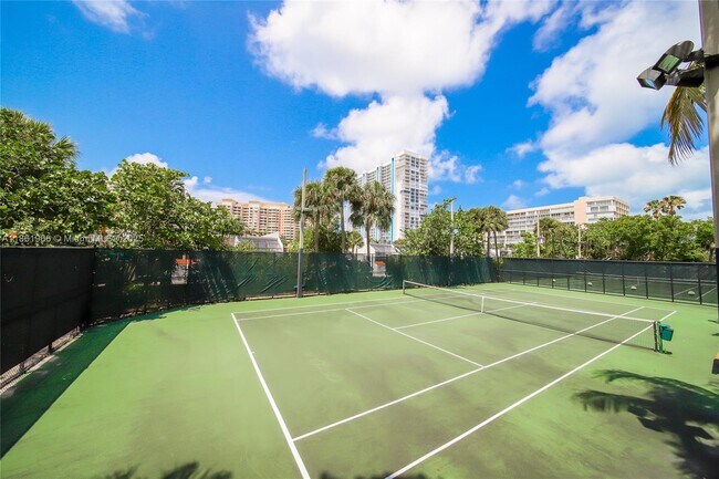 Building Photo - 1121 Crandon Blvd