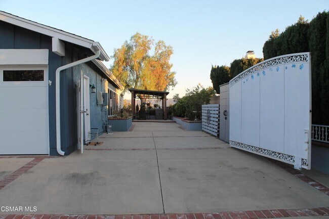 Building Photo - 2084 Latham St