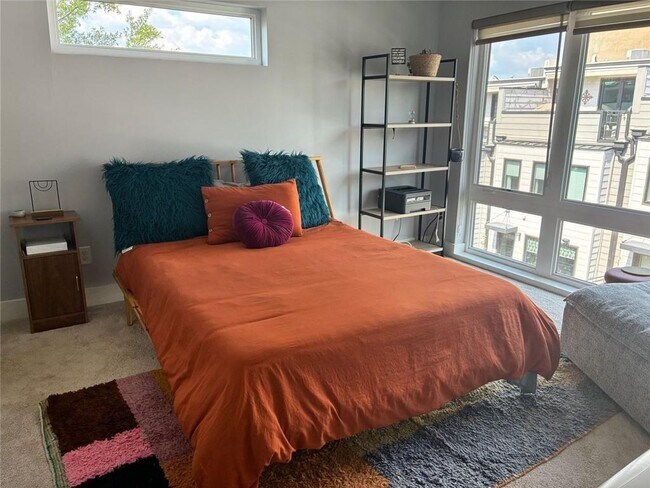 Building Photo - 623 Irwin St NE