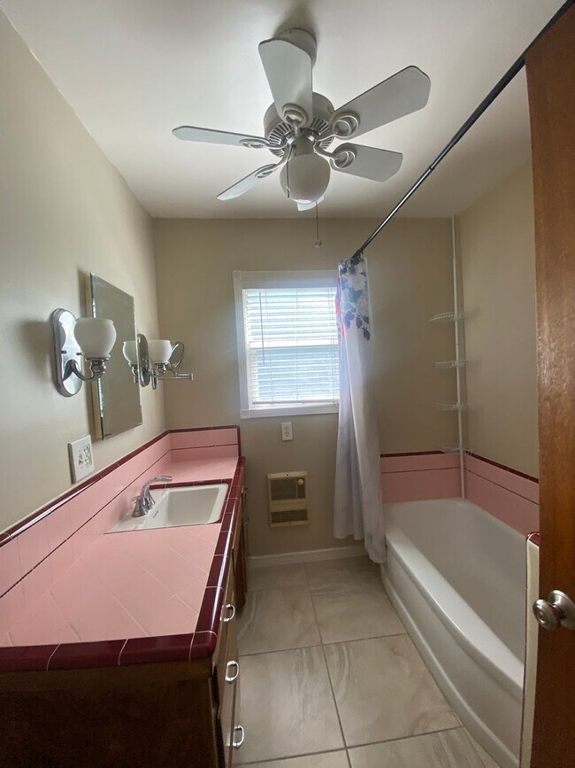 Building Photo - 3 Bedroom Single Story Ontario