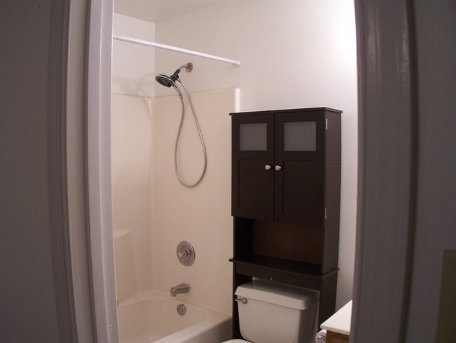 full bath - 105 Heather Way