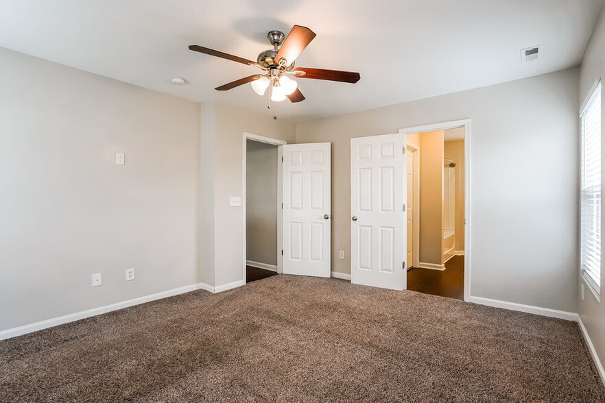 Building Photo - 6037 Ladish Ln