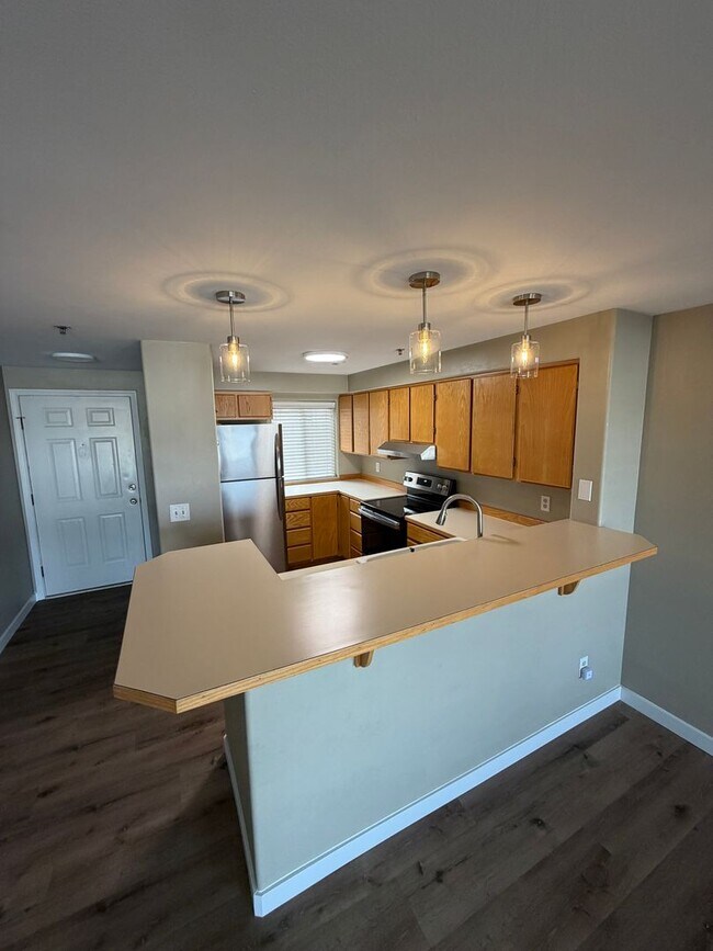 Building Photo - Sunset Shores - Condo For Rent