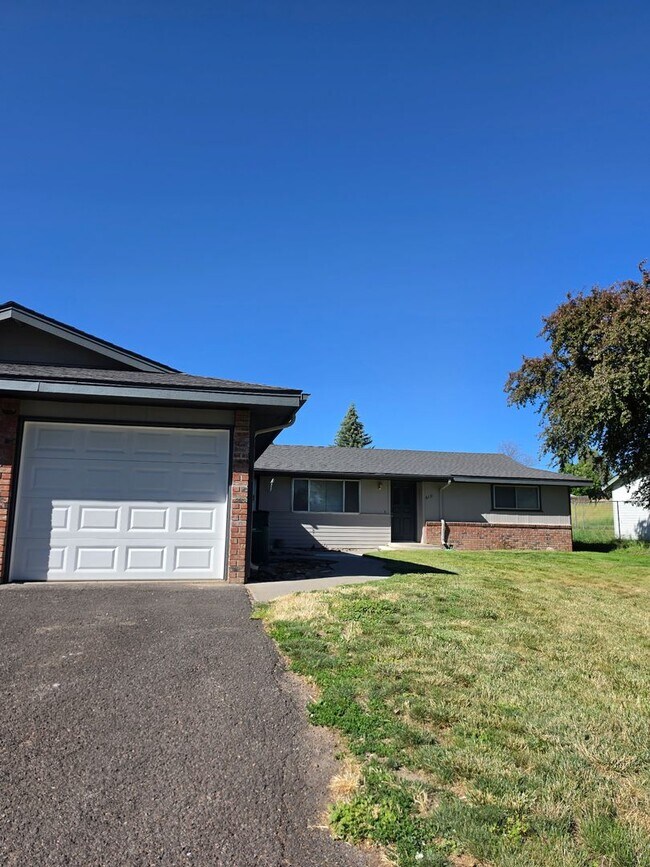 Building Photo - 6131-6131 Onyx Ave