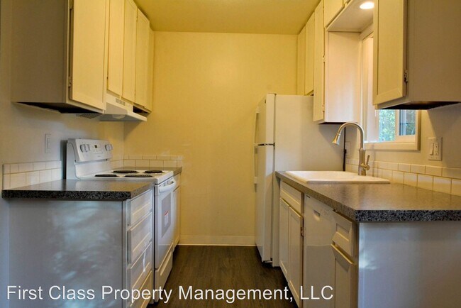 Building Photo - 3855 Lake Grove Ave