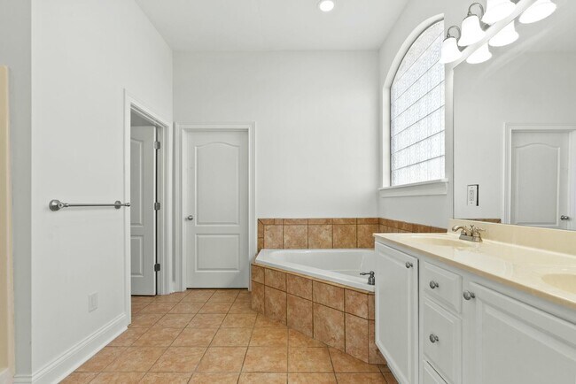 Building Photo - 502 Regency Cir