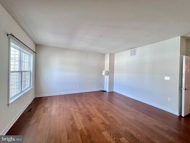 Building Photo - 1542 Kinnaird Terrace NE
