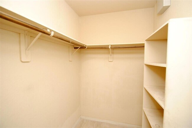 Building Photo - 2703 Alvar Dr