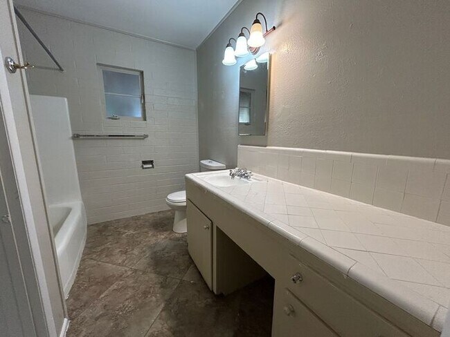 Building Photo - 920 S Wilson St