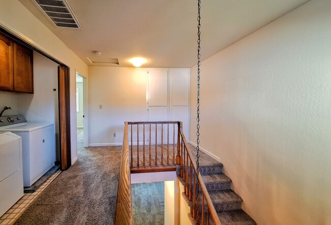 Building Photo - Beautiful Townhouse w/Laundry, Yard, Accep...