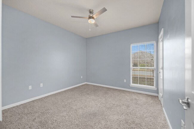 Building Photo - MOVE-IN SPECIAL!