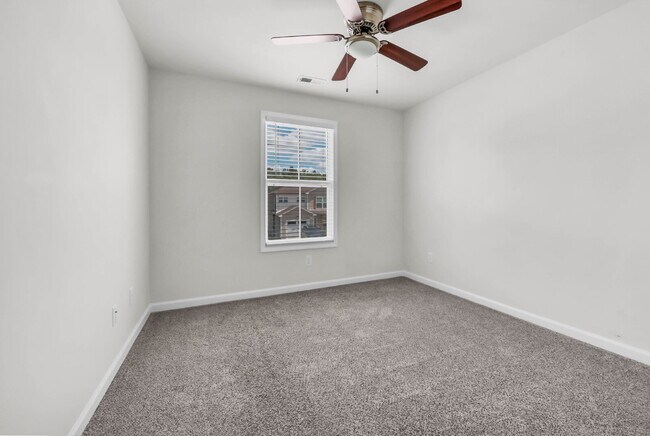 Building Photo - !!FIRST HALF-MONTH OF RENT FREE!! Beautiful 3-bed, 2.5-bath home with a bright, open floor plan.