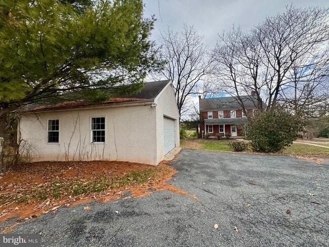 Building Photo - 180 Sassamansville Rd