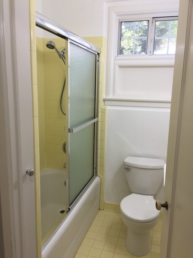 upstairs bathroom - 424 Homer Ave