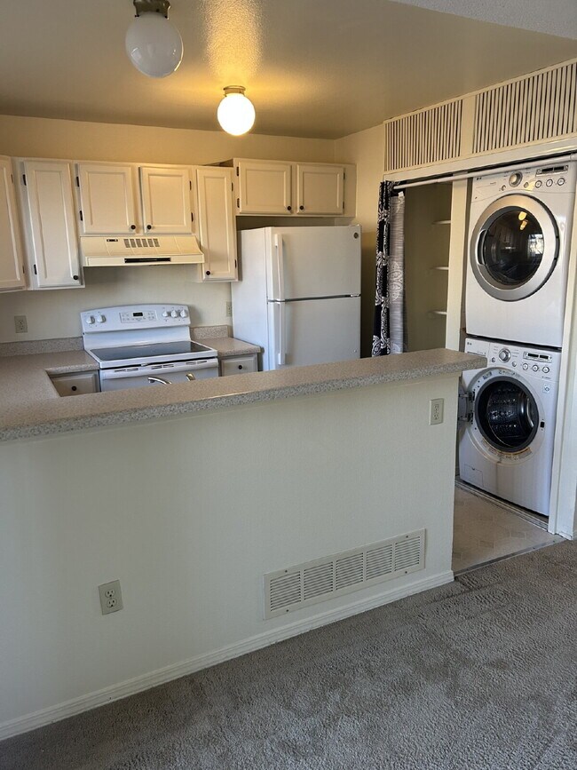 Building Photo - "Charming 2-Bed Condo Retreat with 2.5 Baths in Littleton - 1000 Sq Ft of Comfort!"