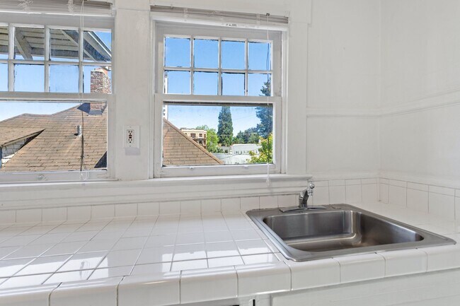 Building Photo - 1 Bedroom with den close to SW! Walking di...