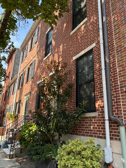 Building Photo - 231 Catharine St