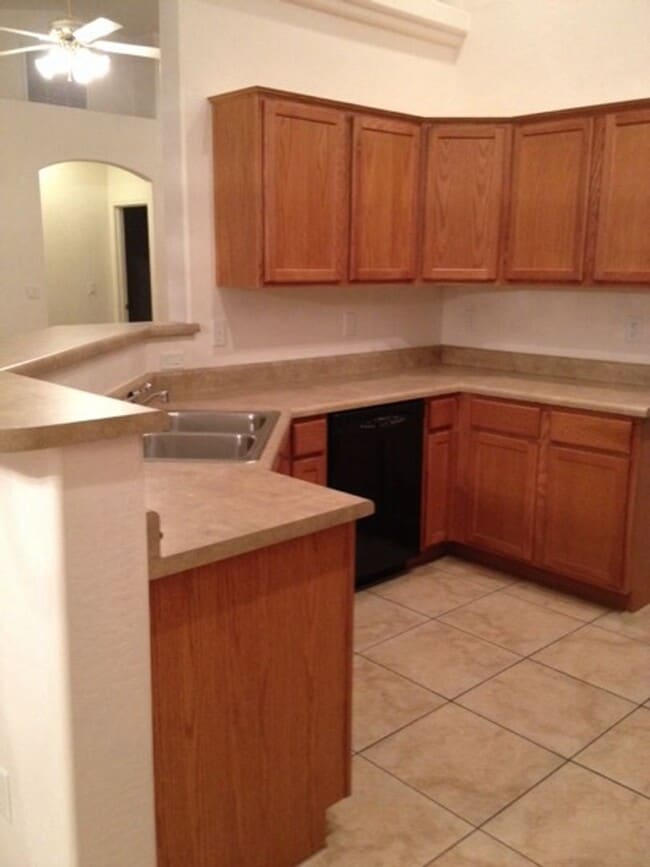 Building Photo - 6956 E Sandhurst Dr