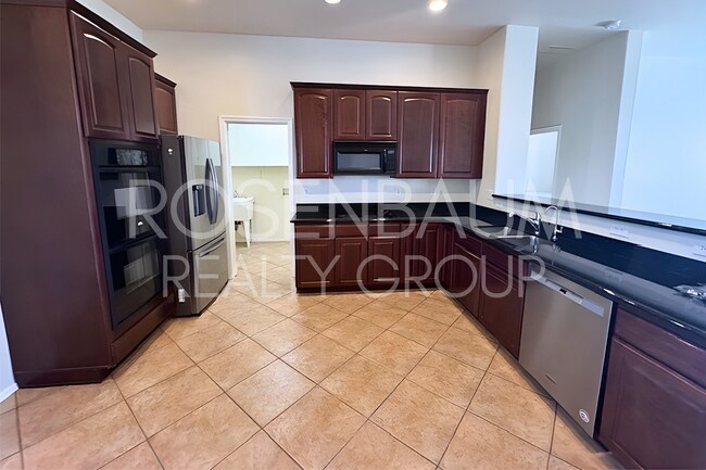 Building Photo - Gorgeous 3-bedrooms, 2-baths home in the h...