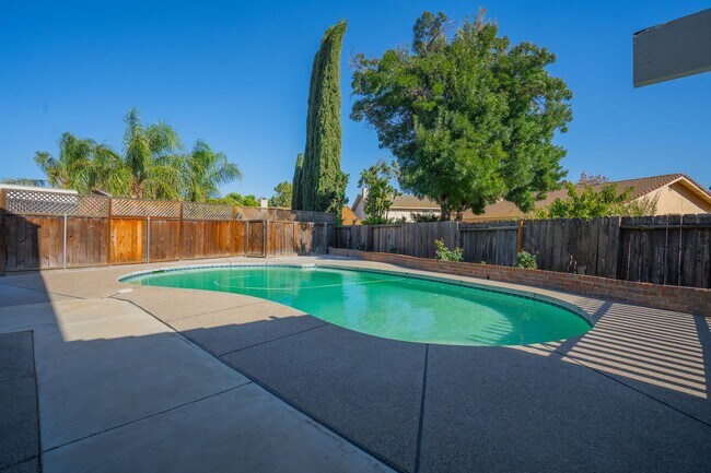 Building Photo - BEAUTIFUL 4 BEDROOM HOME WITH SWIMMING POOL!